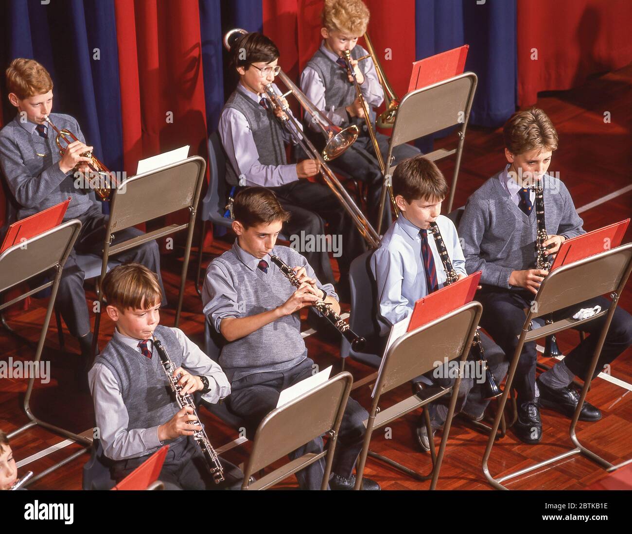 Jungs spielen Trompeten und Flöten in Schulorchester, Surrey, England, Vereinigtes Königreich Stockfoto
