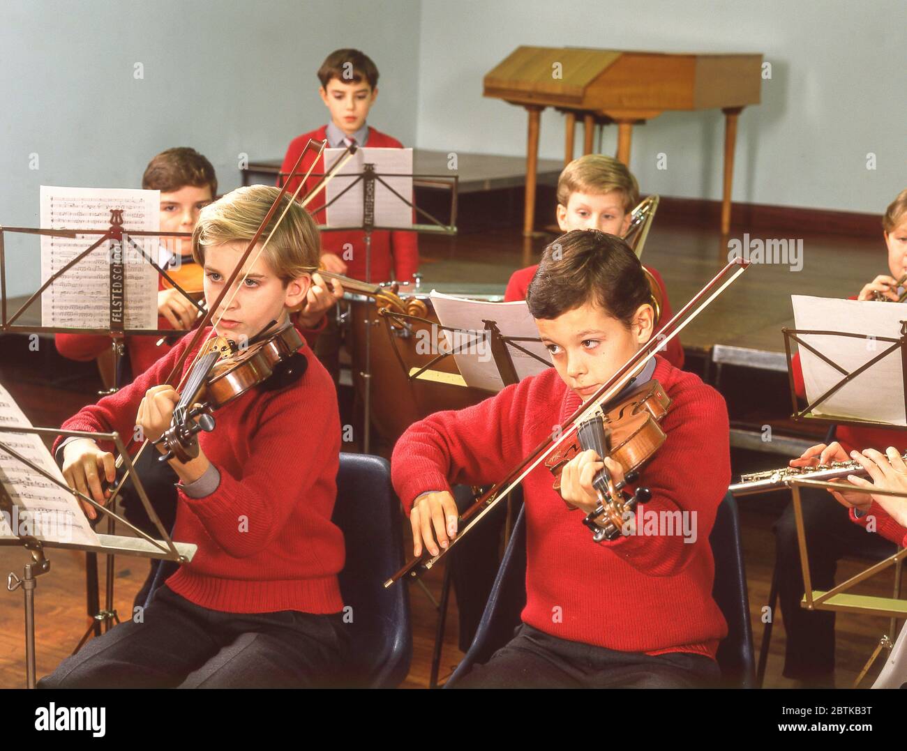 Jungs spielen Violinen und Flöten in Schulorchester, Surrey, England, Vereinigtes Königreich Stockfoto