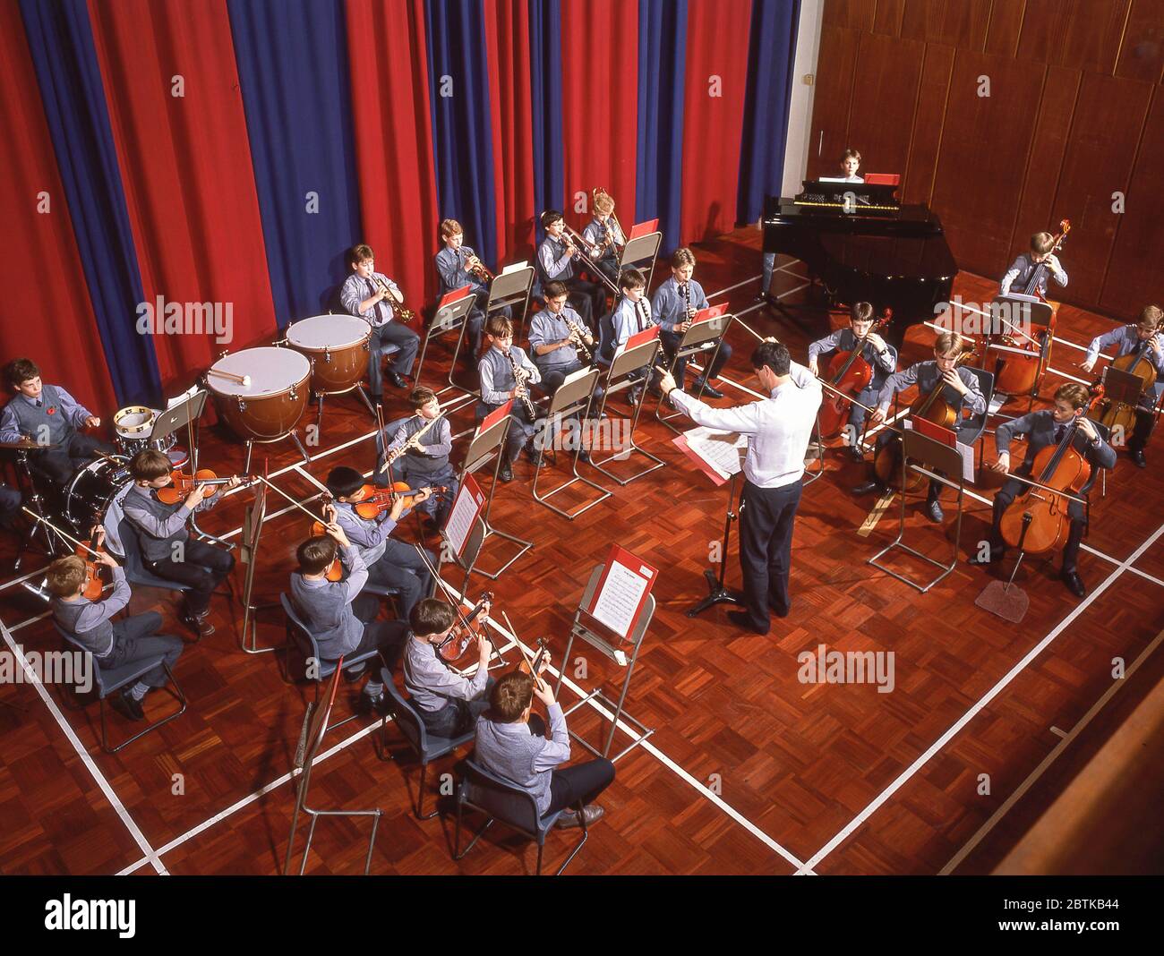 Jungs spielen Violinen und Flöten in Schulorchester, Surrey, England, Vereinigtes Königreich Stockfoto