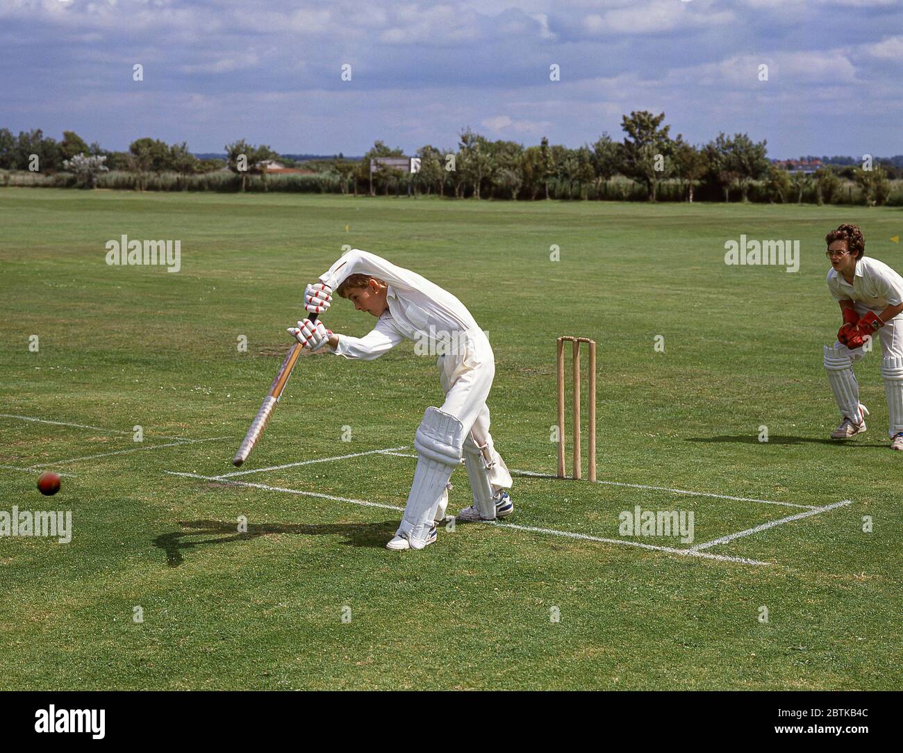 Schuljungen spielen Cricket Match, Surrey, England, Großbritannien Stockfoto