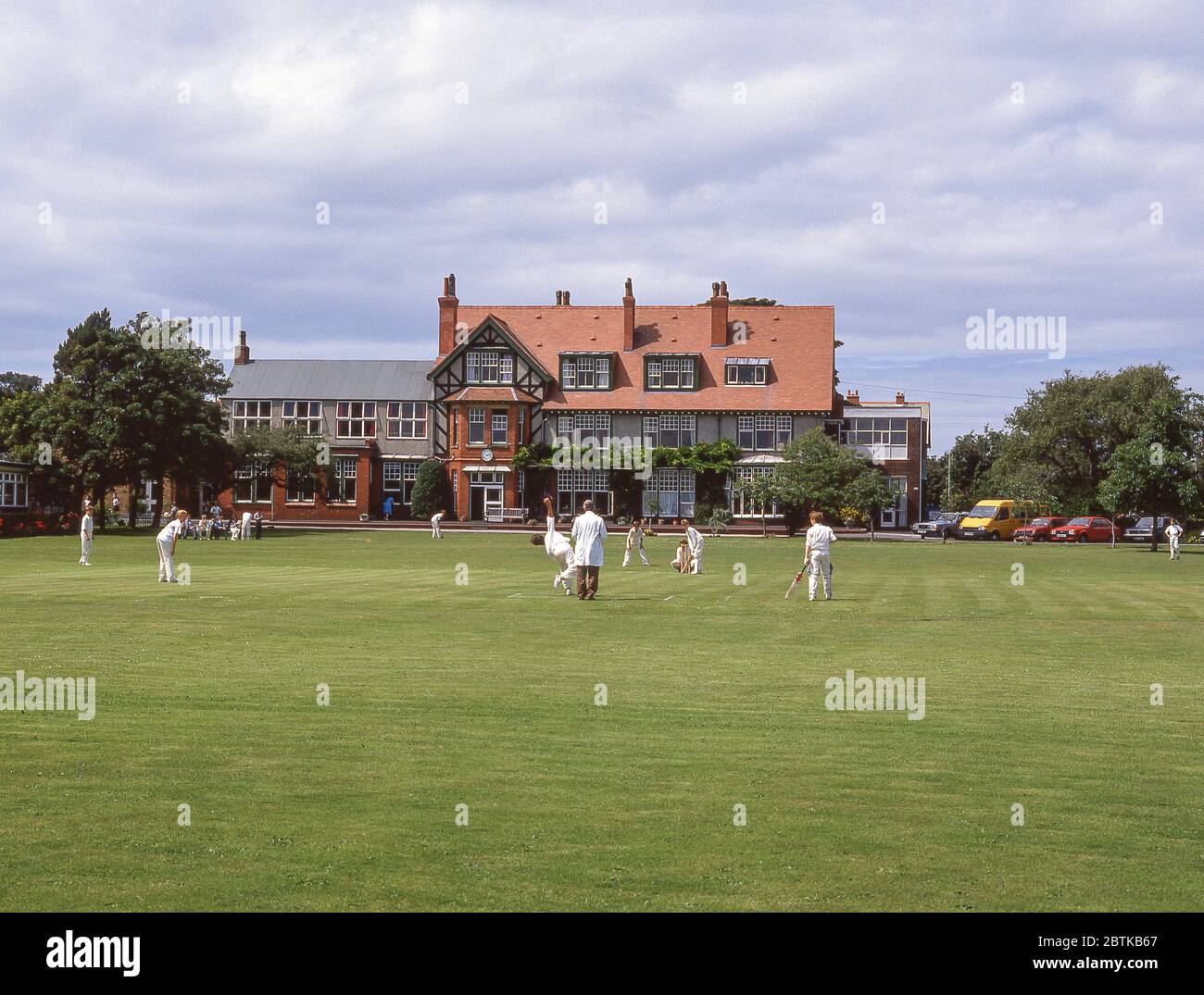 Cricket-Spiel an der unabhängigen Sekundarschule in der Nähe von Guilford, Surrey, England, Großbritannien Stockfoto