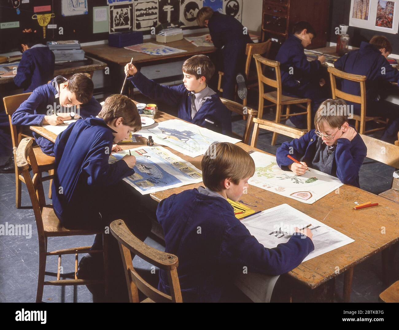 Schüler zeichnen in der Kunstklasse, Surrey, England, Vereinigtes Königreich Stockfoto