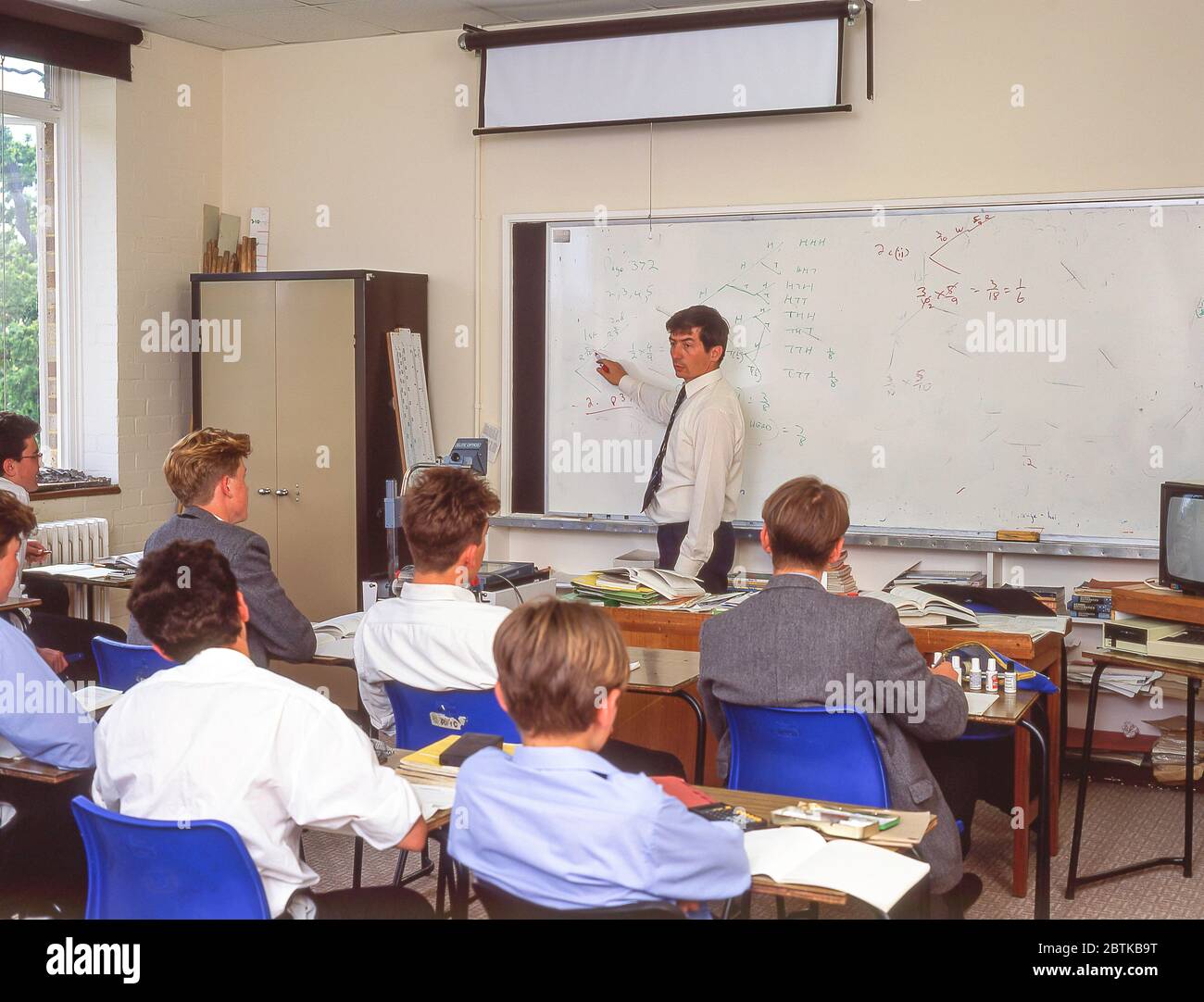 Lehrer und Studenten in Mathematik Klasse, Surrey, England, Großbritannien Stockfoto