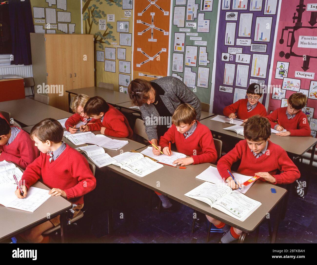 Schüler und Lehrer in Mathematik Klasse, Surrey, England, Großbritannien Stockfoto