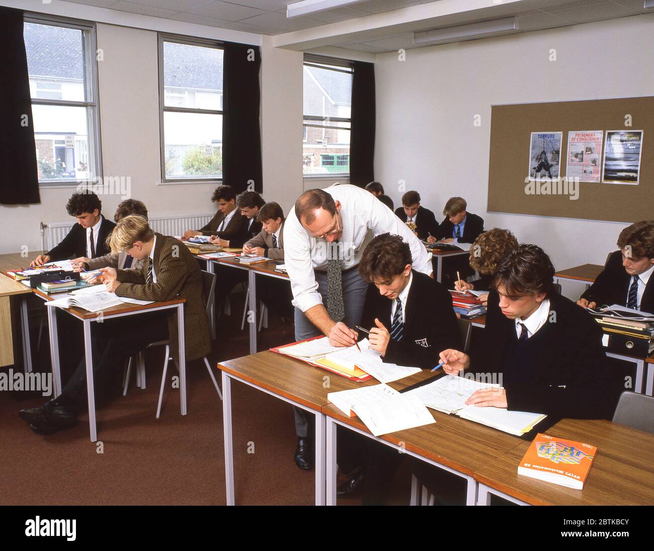 Lehrer und Studenten in der Mathematikklasse, Surrey, England, Großbritannien Stockfoto