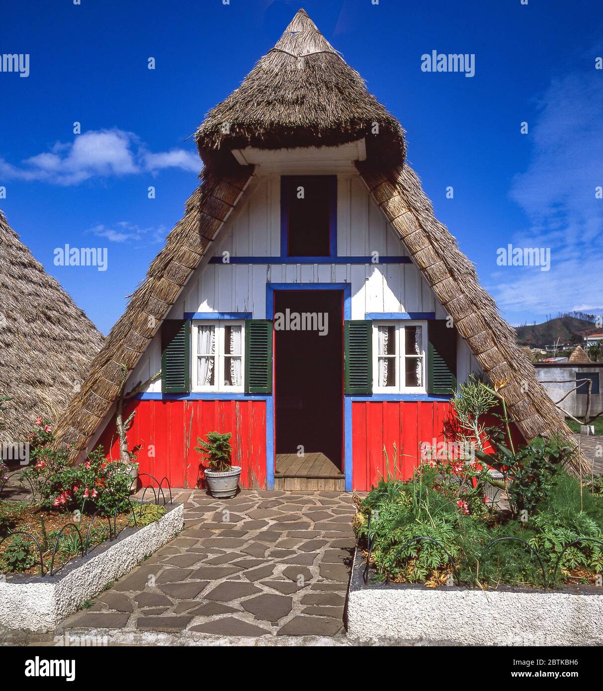 Traditionelles reetgedeckten Madeirense Haus in Santana Gemeinde, Madeira, Portugal Stockfoto