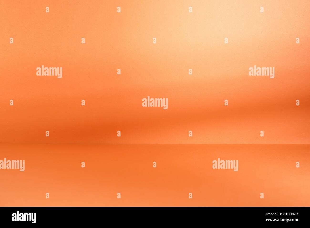 Leere orangefarbene Szene mit Schattenverlauf. Minimalistisches Raumkonzept Stockfoto