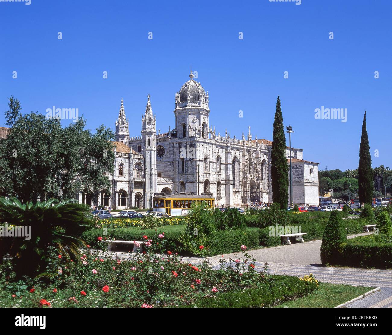 Kloster Jerónimos (Mosteiro dos Jeronimos) von Jardin da Praca do Imperial, Belem District, Lissabon, Portugal Stockfoto
