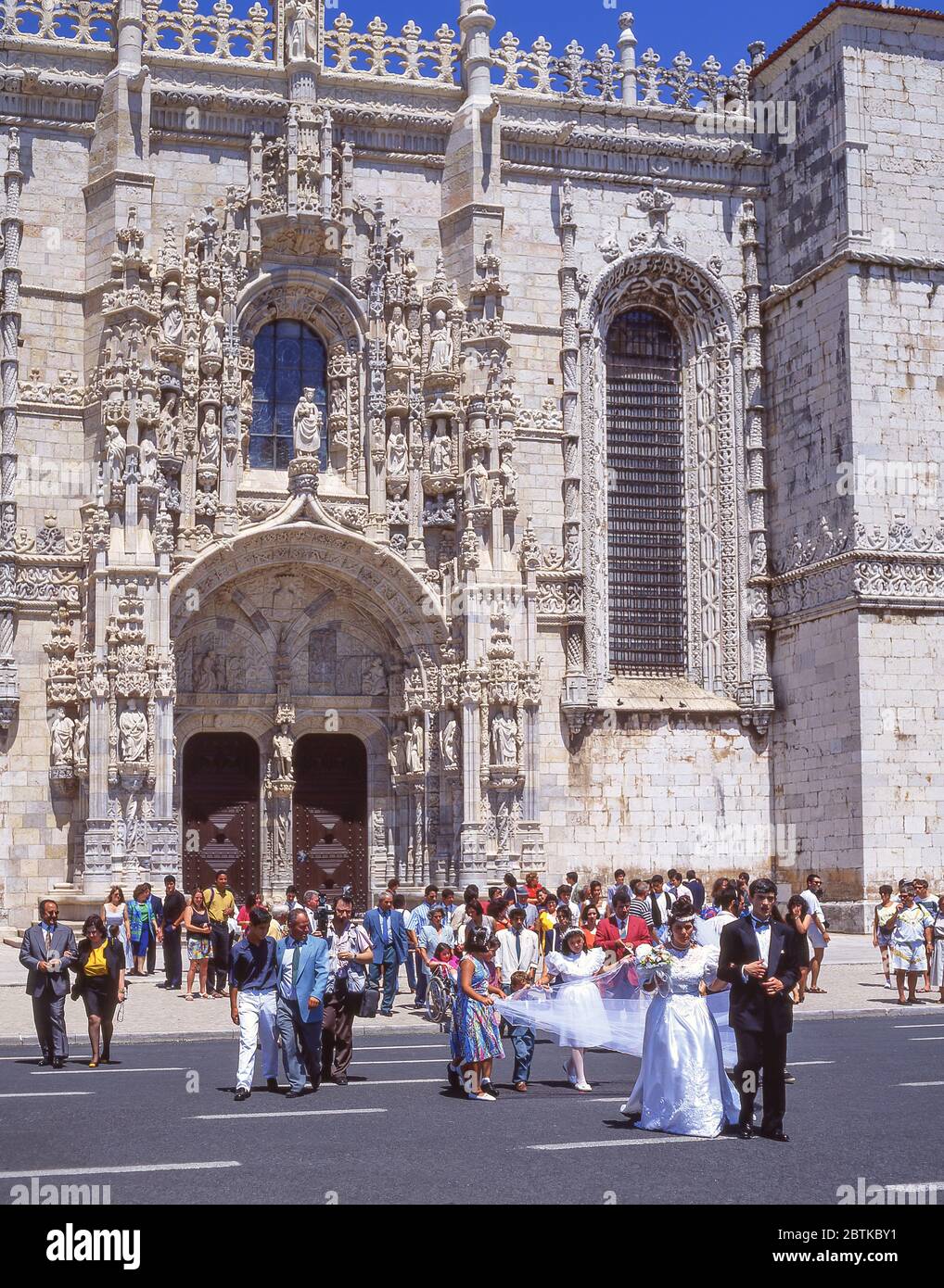 Braut und Bräutigam verlassen Manuelines Portal des Klosters Jerónimos (Mosteiro dos Jeronimos), Bezirk Belem, Lissabon, Portugal Stockfoto