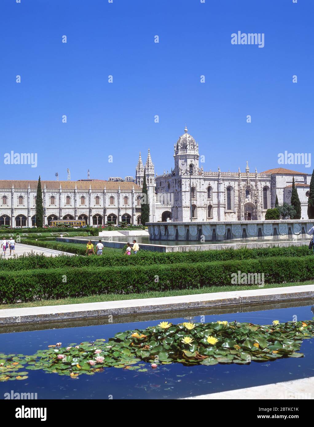 Kloster Jerónimos (Mosteiro dos Jeronimos) von Jardin da Praca do Imperial, Belem District, Lissabon, Portugal Stockfoto