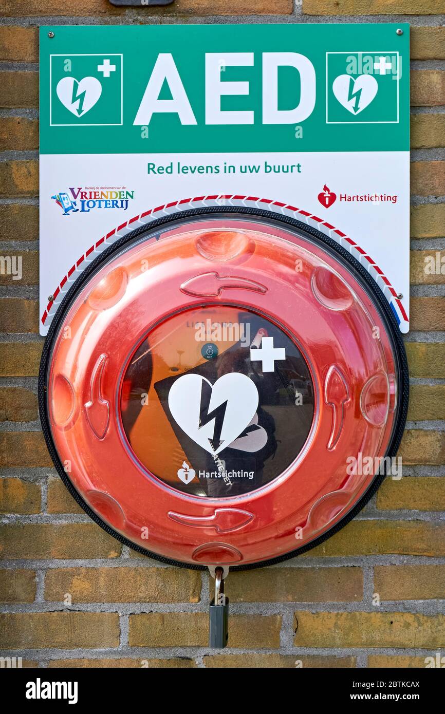 Marrum, Niederlande - April 12 2020: Ein automatisierter externer Defibrillator oder AED-Gerät mit Logos der Hartstichting und Vriendenloterij. Stockfoto