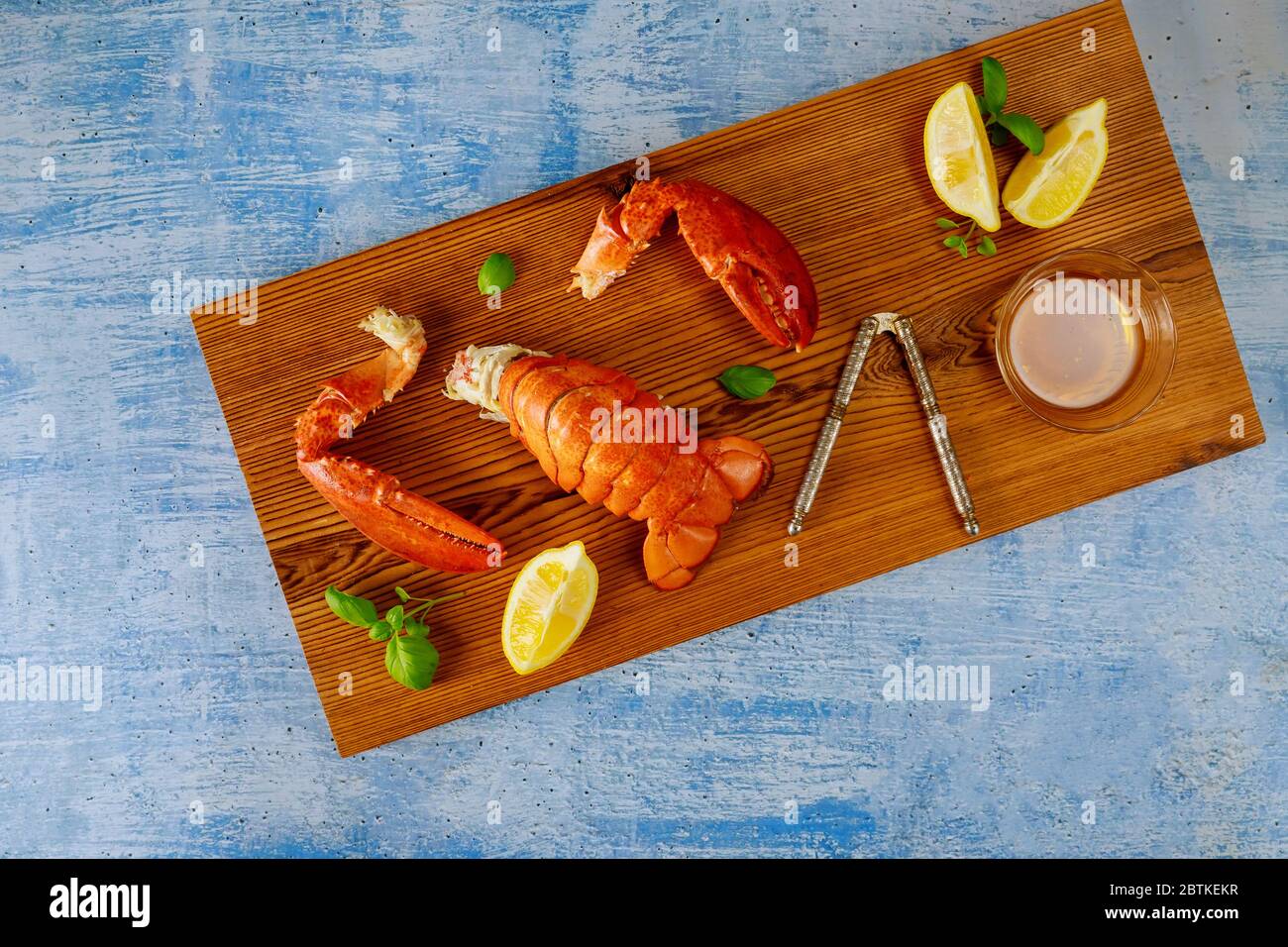 Abendessen Hummer Schwänze Klauen Stücke bereit, auf dem Tisch mit Zitrone und Öl-Sauce zu essen Stockfoto