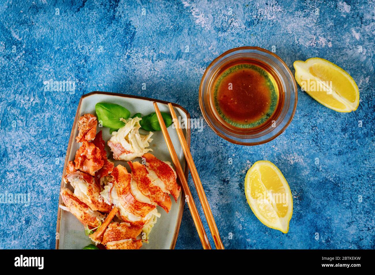 Abendessen Hummer Bio-Stücke bereit, auf dem Tisch mit Zitrone und Sauce zu essen Stockfoto