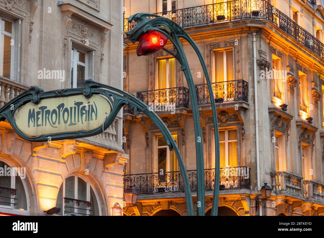 Abend an der Metro-Station Saint Michel im Quartier Latin, Paris, Frankreich Stockfoto