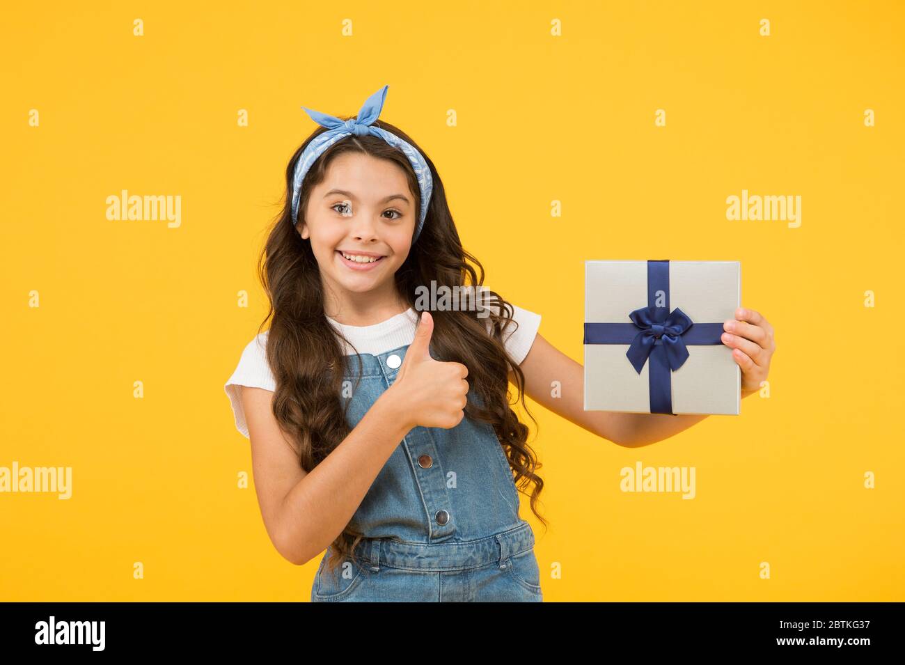 Kindertag. Das ist für Sie. Feiern Sie Geburtstag. Geburtstagsgeschenk für  Kinder. Zusätzlicher Bonus. Dankbar für ein gutes Geschenk. Überraschung  und Geschenk-Box. Kind lächelnd glücklich halten Geschenkbox. Kind Mädchen  erfreut Geschenk ...