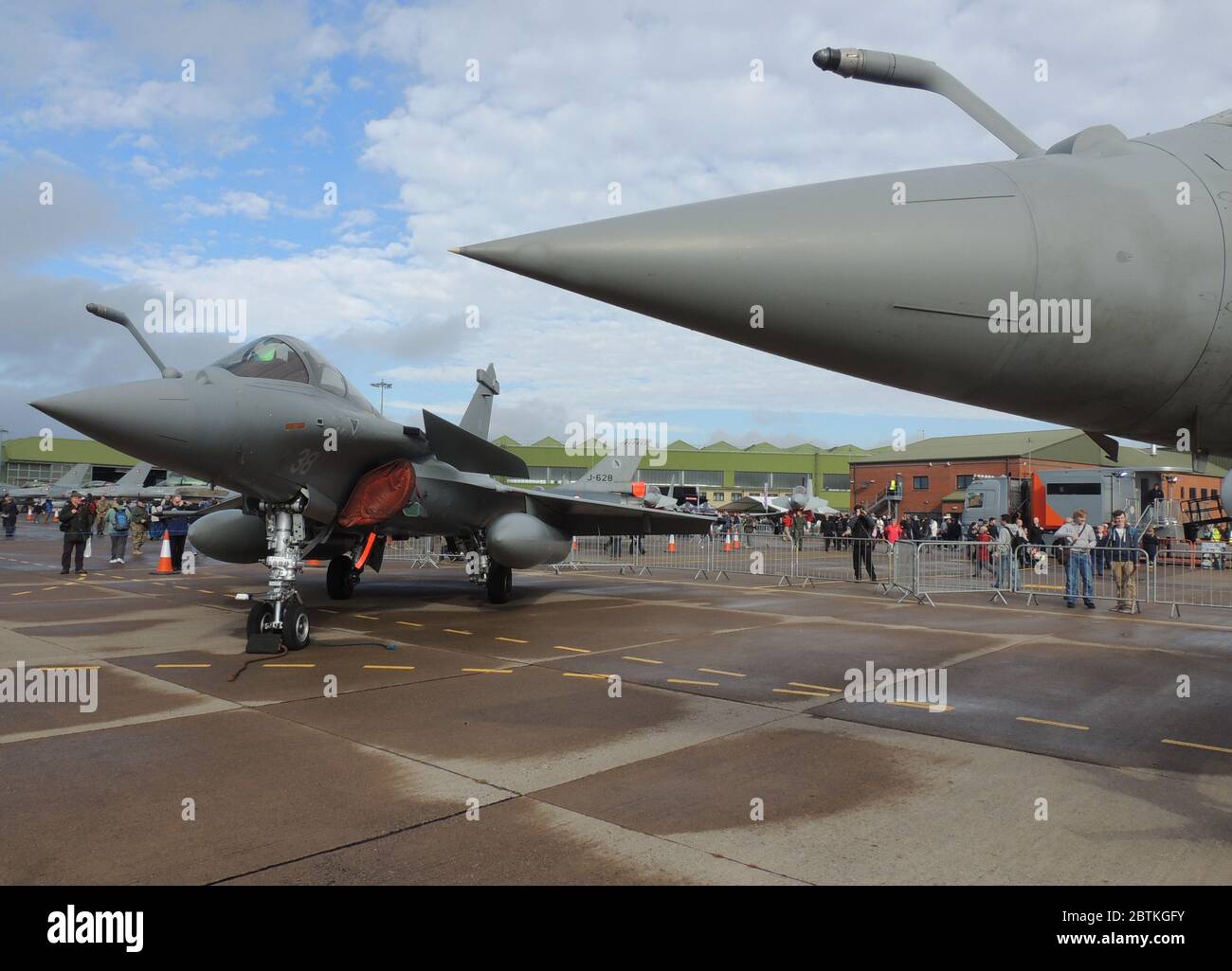 Zwei Dassault Rafale-MS, die von 12 Flotille der französischen Marine (11 & 38) betrieben werden, auf statischer Anzeige in Leuchars im Jahr 2013. Stockfoto