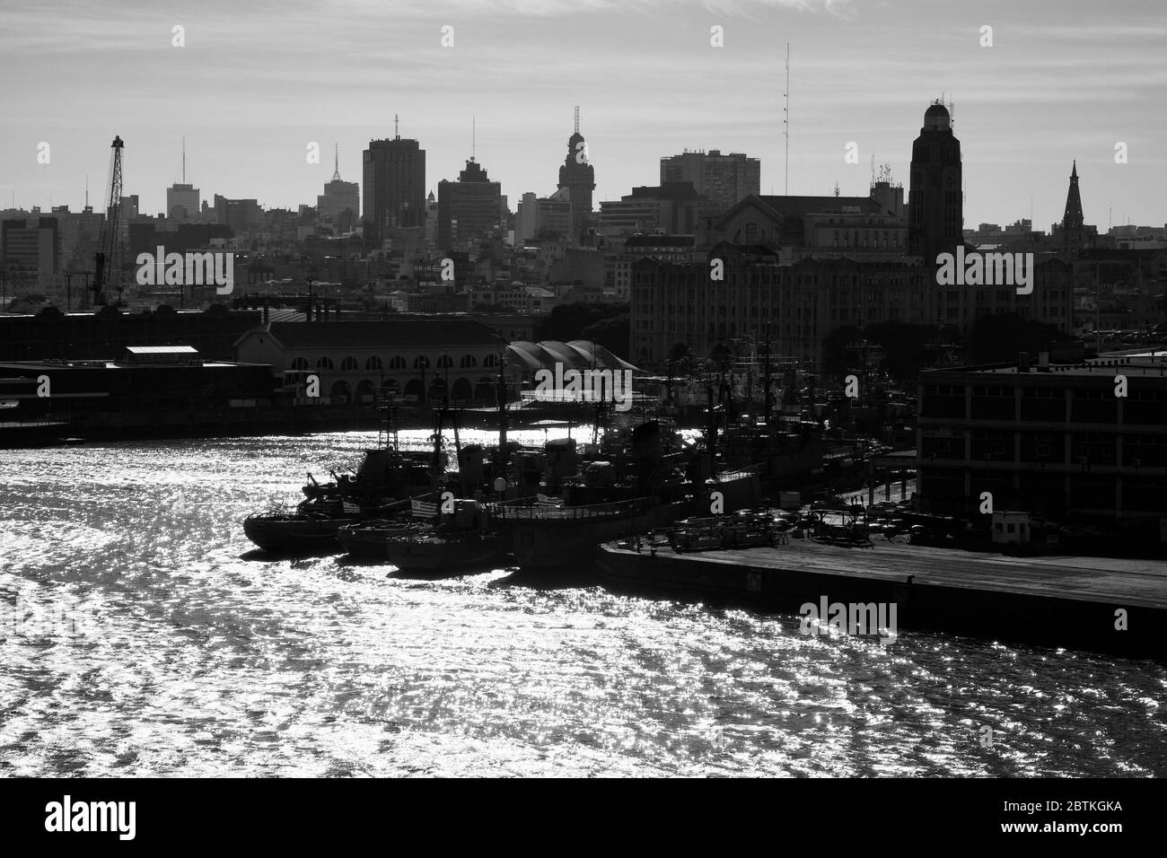 Handelshafen und Skyline von Montevideo, Uruguay, Südamerika Stockfoto