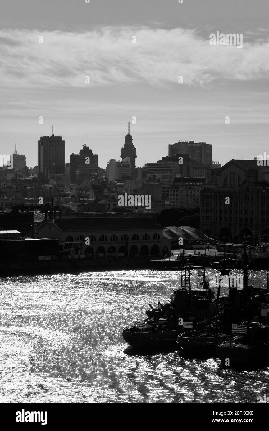 Handelshafen und Skyline von Montevideo, Uruguay, Südamerika Stockfoto