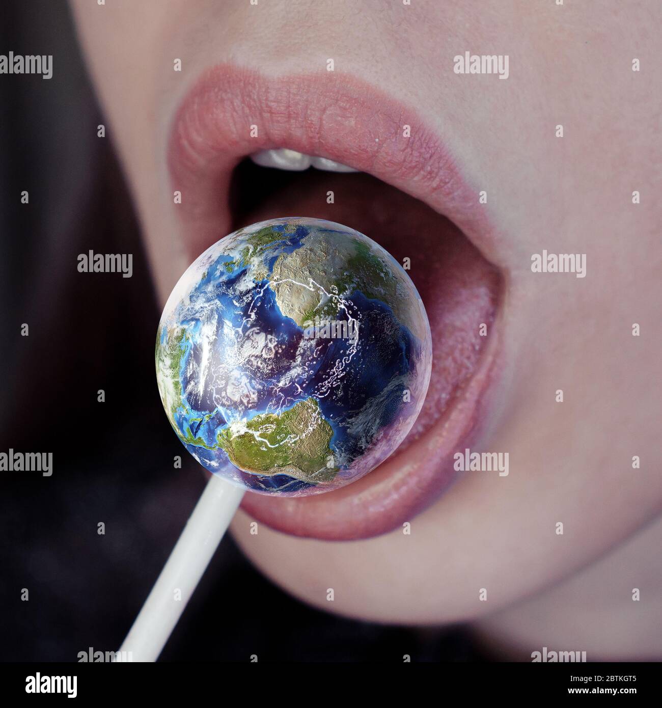 Weiblicher Mund mit Lutscher-Süßigkeiten sieht aus wie ein Planet Erde Stockfoto
