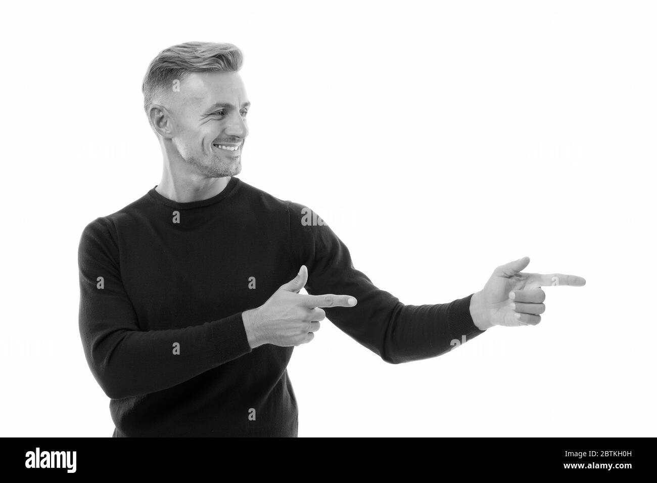 Sehen Sie es aus. Unser neues Markenprodukt. Wie wäre es damit? Produktpräsentation. Man zeigt etwas Kopierraum. Guy demonstrieren Produkt. Kommerzielle Werbung. Promotion-Konzept. Produkt wird gefördert. Stockfoto