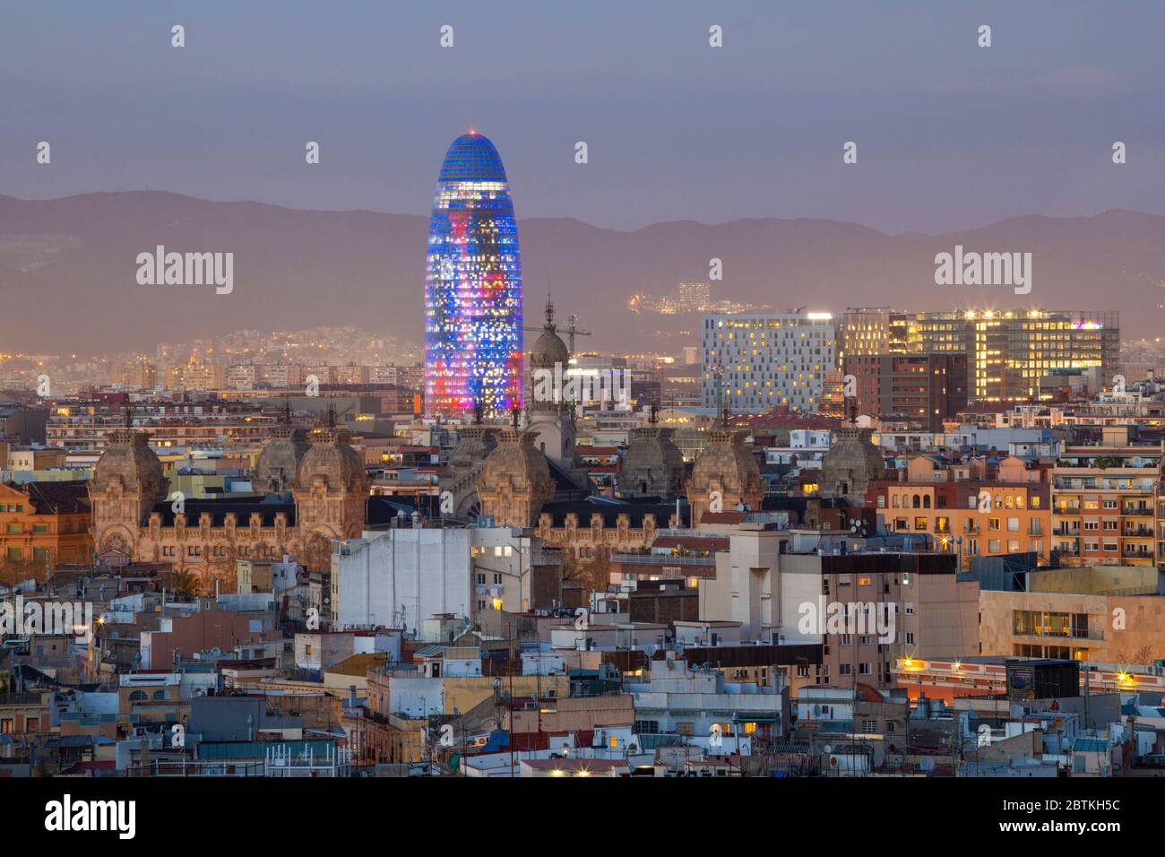Barcelona - die Stadt mit dem Torre Agbar im Zentrum bei Dämmerung. Stockfoto