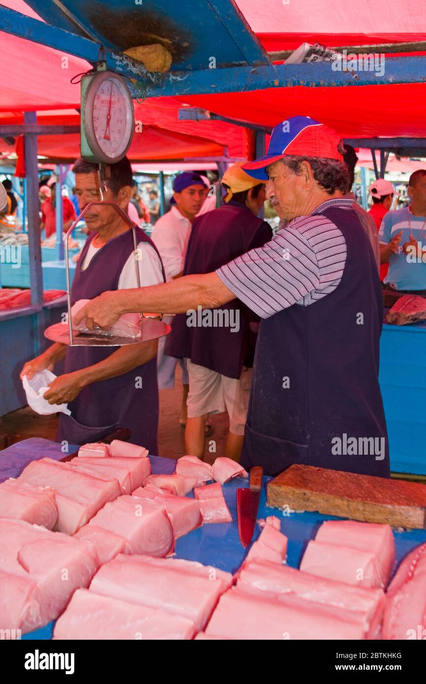 Fischmarkt auf Tarqui Strand, Stadt von Manta, Ecuador, Südamerika Stockfoto