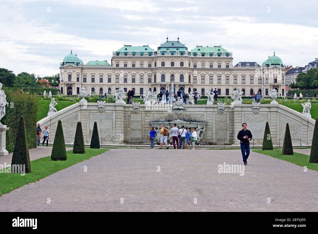 Das 1723 als Sommerresidenz außerhalb Wiens fertiggestellte Schloss Obere Belvedere beherbergt heute wichtige Kunstwerke wie den Kuss von Gustav Klimt Stockfoto