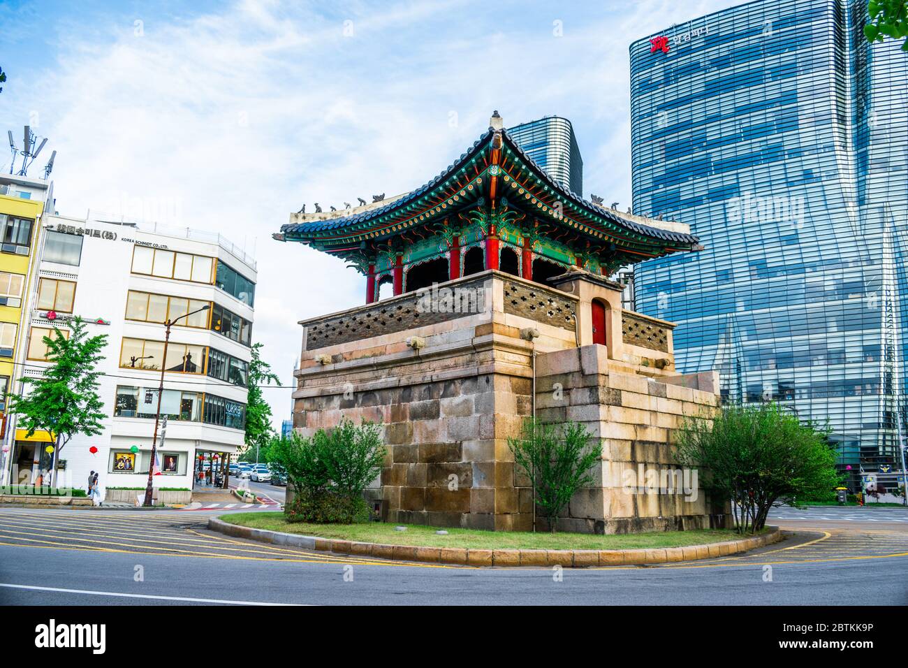 Ein traditioneller koreanischer Pavillon inmitten des Metropoliten Seoul. Stockfoto