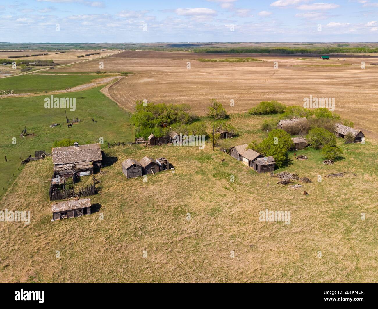 Luftaufnahme von alten verfallenen Bauernhäusern und anderen Gebäuden, die Ende des 19. Jahrhunderts von den ursprünglichen Siedlern der Prärien in Saskatchewan erbaut wurden Stockfoto