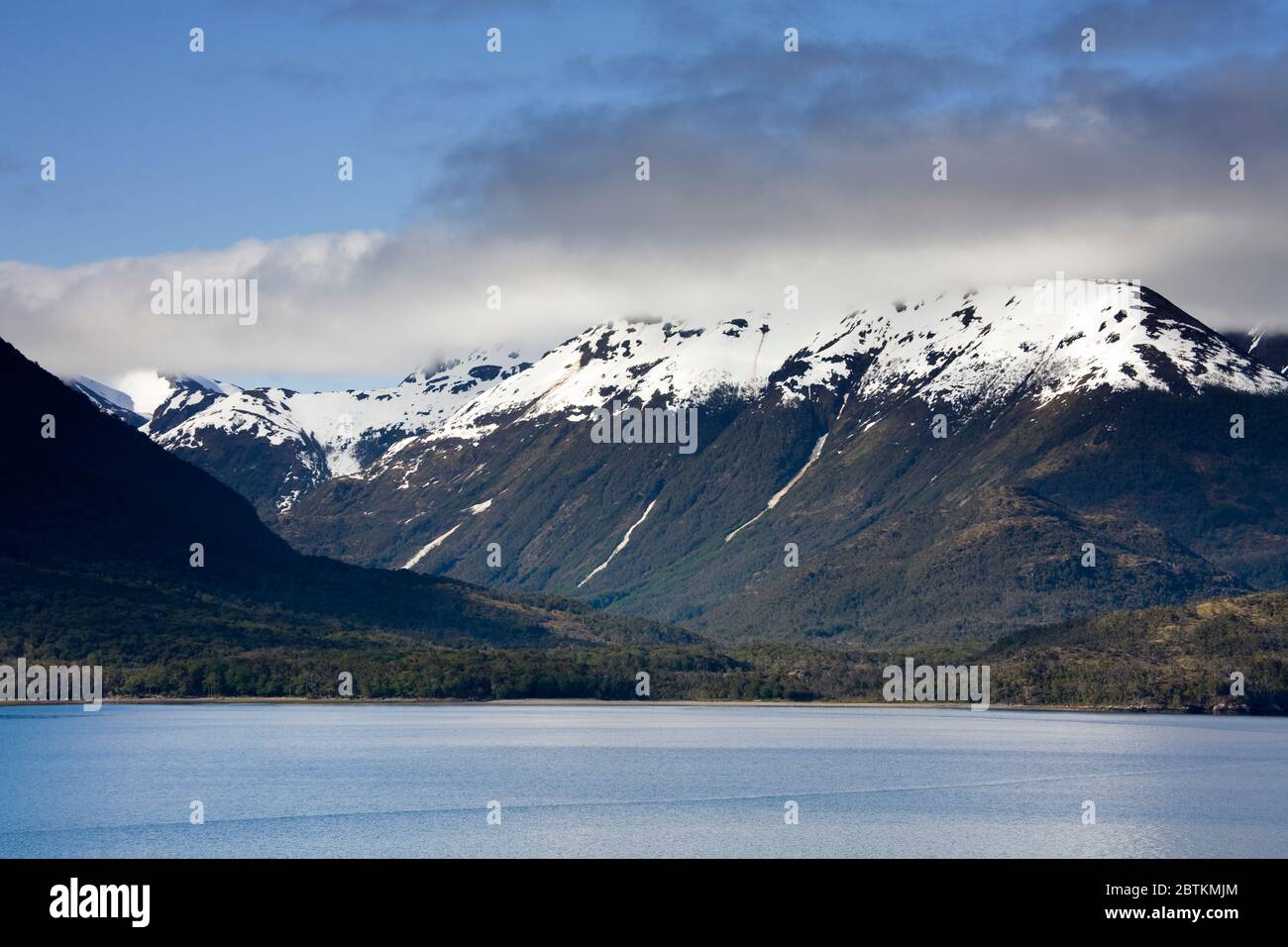 Schneebedeckte Berge, Beagle Kanal bei Ushuaia, Feuerland, Patagonien, Argentinien Stockfoto
