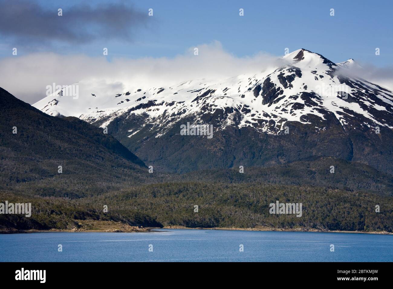 Schneebedeckte Berge, Beagle Kanal bei Ushuaia, Feuerland, Patagonien, Argentinien Stockfoto