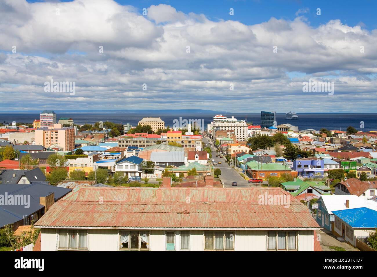 Blick auf Punta Arenas Stadt von La Cruz Hügel, Magallanes Provinz, Patagonien, Chile, Südamerika Stockfoto