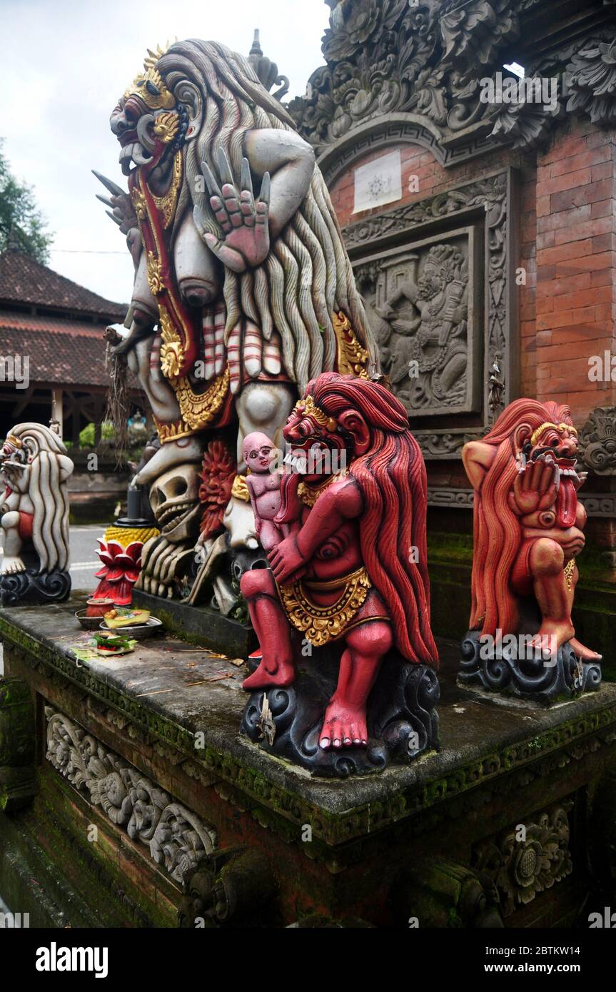 Kunst Skulptur und geschnitzte antike Gottheit Engel gott der hindu-Statue balinesischen Stil in Pura Ulun Danu Bratan oder Pura Bratan Hindu Shaivite Shiva Tempel in Stockfoto