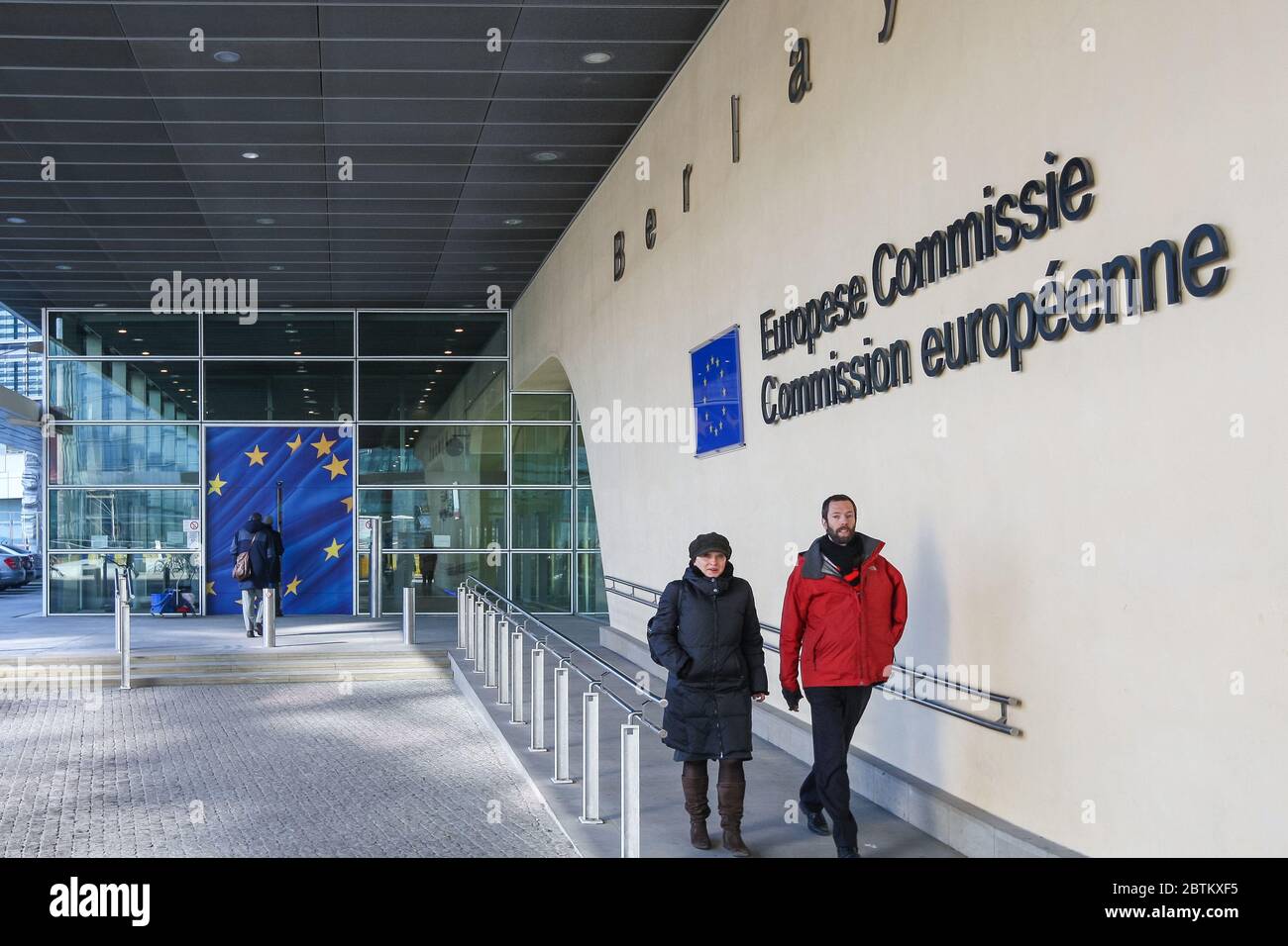 Die Menschen kommunizieren in der Nähe des Gebäudes der Europäischen Kommission. Brüssel, Belgien - 02 März 2011 Stockfoto