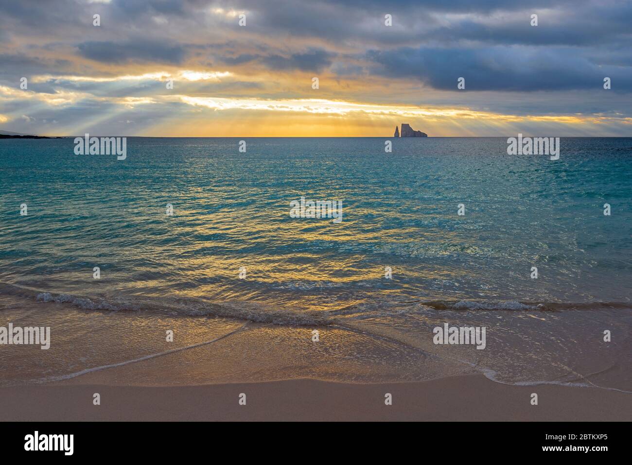 Die Silhouette des Kicker Rock bei Sonnenuntergang, Insel San Cristobal, Galapagos Nationalpark, Ecuador. Stockfoto