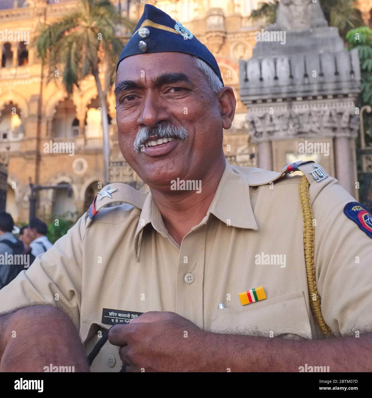 Ein freundlicher, lächelnder Verkehrspolizist (ein ethnischer Maharashtrian) vor Chhatrapati Shivaji Maharaj Terminus in Mumbai, Maharashtra, Indien Stockfoto