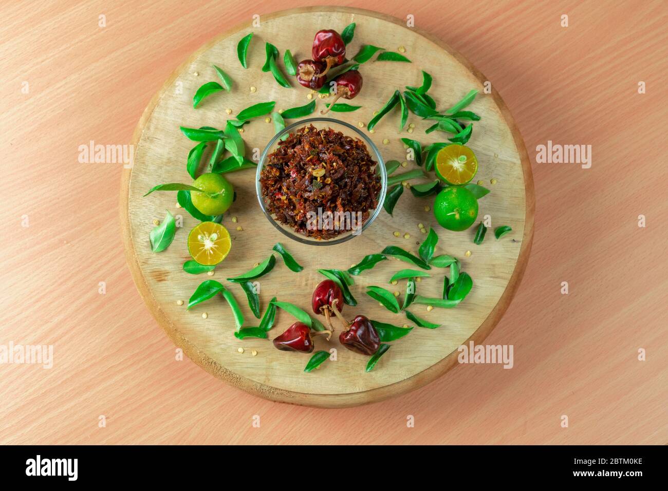 Würzige Chili Paste mit Paprika und Limette auf Holz bacgrandy Stockfoto