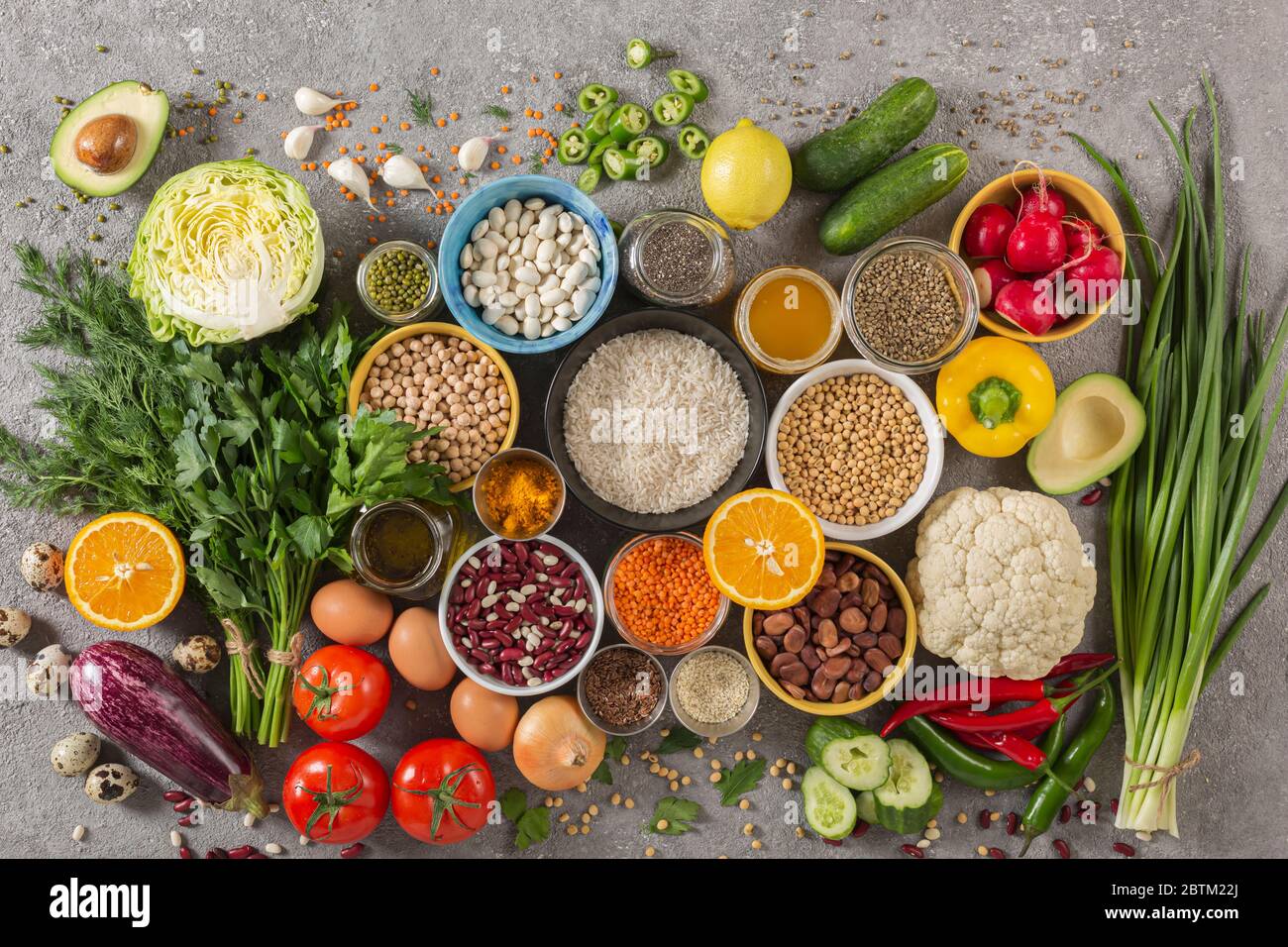 Konzept ausgewogene Ernährung von Obst, Gemüse, Samen, Hülsenfrüchte, Getreide, Getreide, Kräuter und Gewürze. Produkte mit Vitaminen, Mineralsalzen, Antioxida Stockfoto