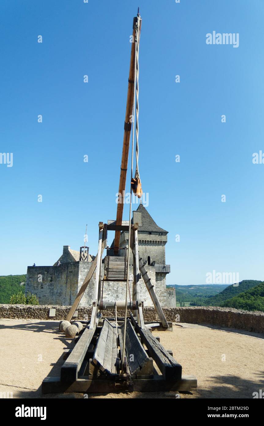 Mittelalter Trebuchet als mittelalterliche Belagerungsmaschine verwendet, um eine Burg in Périgord (Frankreich) zu verteidigen Stockfoto