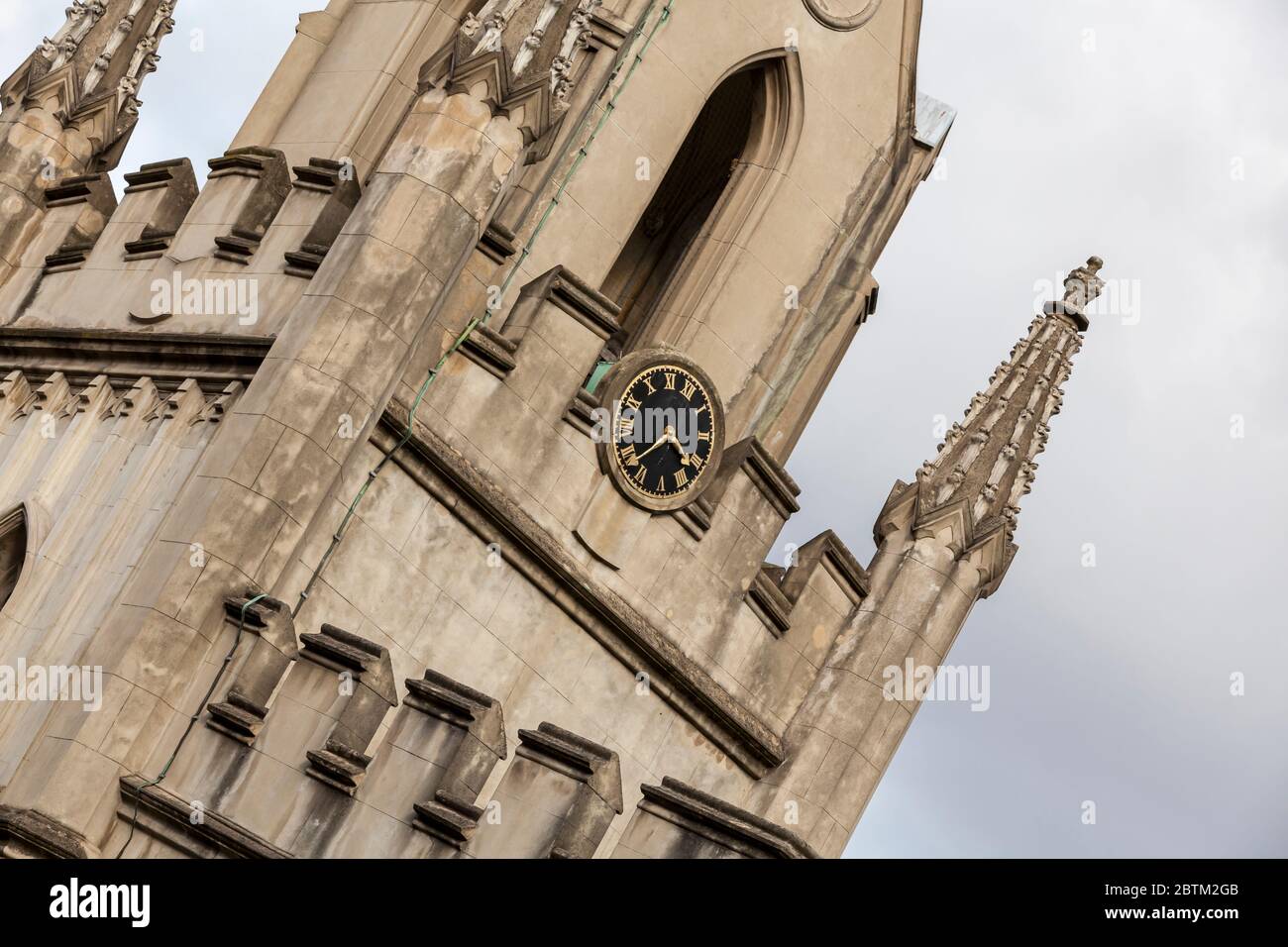 Architektonisches Detail des Turms der anglikanischen Kirche St. Mary Magdalena in der Bermondsey Street in London, England Stockfoto