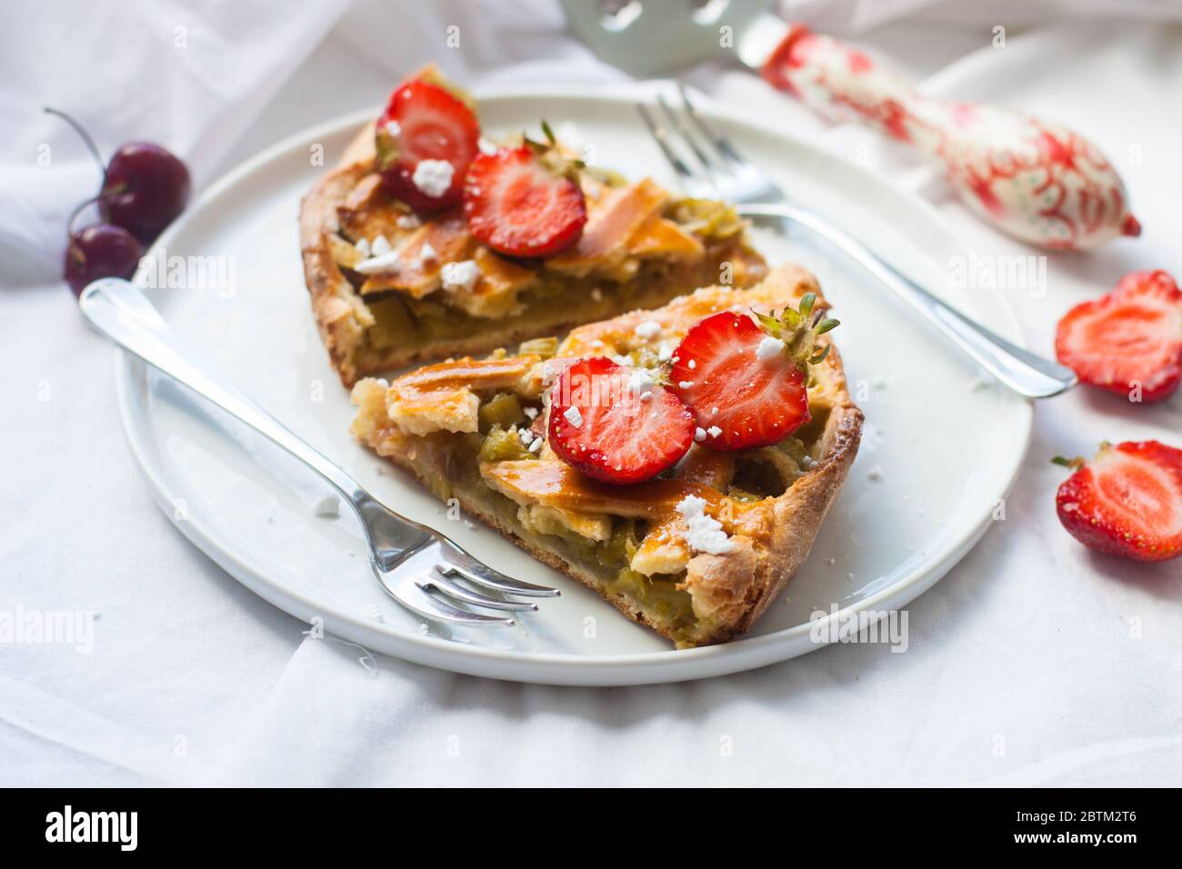 Scheiben Erdbeer und Rhabarber Pie auf weißem Teller. Draufsicht. Hausgemachte Bäckerei. Stockfoto