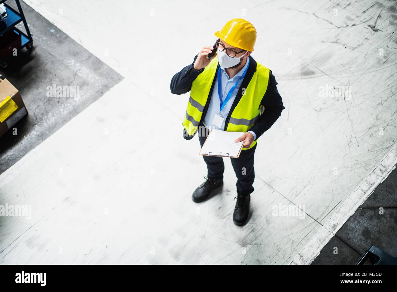 Techniker oder Ingenieur mit Schutzmaske und Helm in der Industriefabrik. Stockfoto
