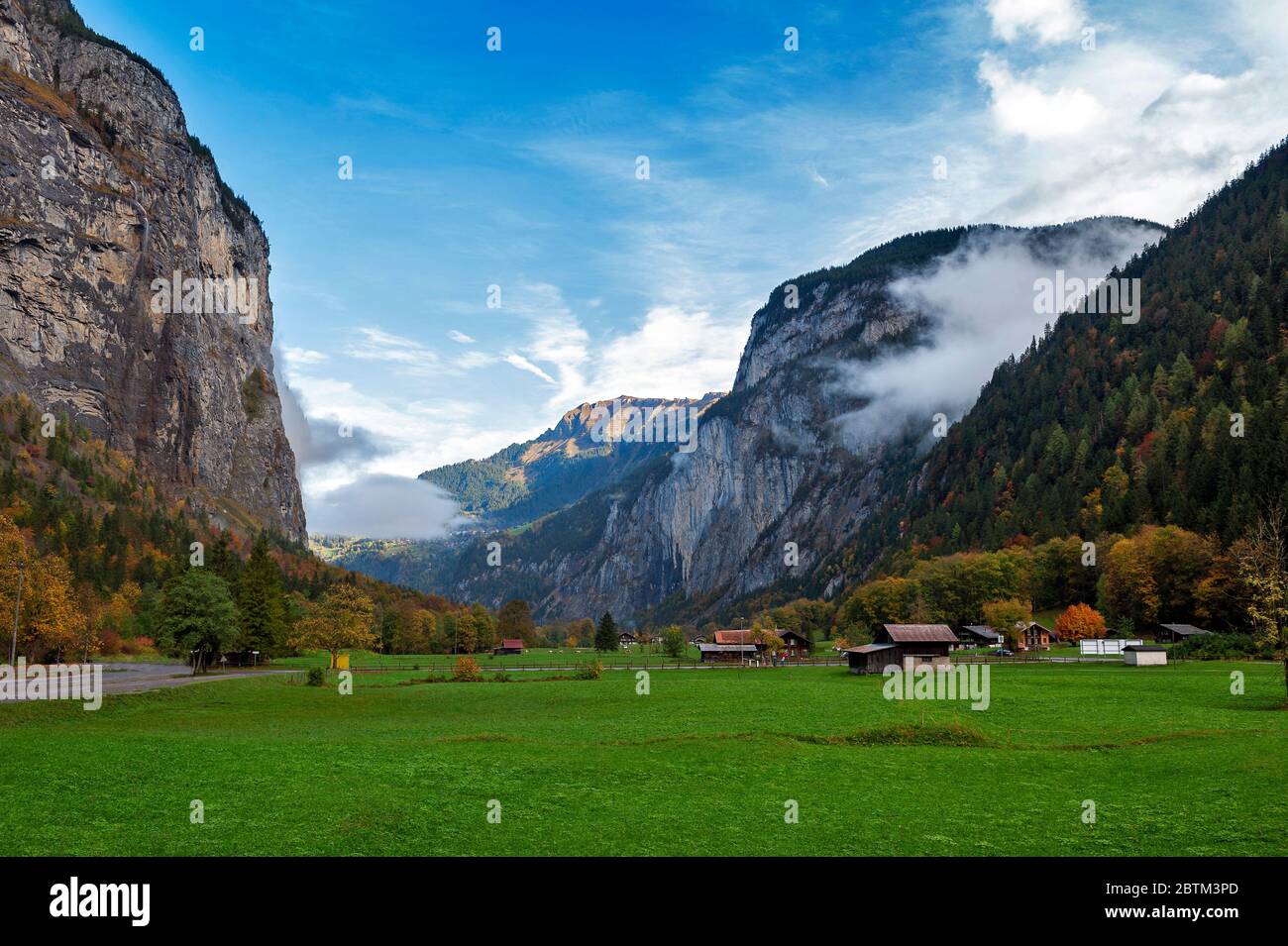 Blick auf Stechelberg, ein kleines Alpendorf am Fuße des Schwarzmonch in den Berner Alpen in Lauterbrunnen, Schweiz Stockfoto