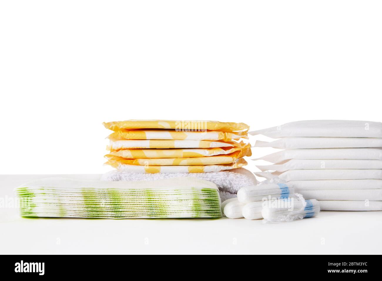 Verschiedene menstruelle Damenbinden und Tampons auf weißem Hintergrund. Feminine Hygieneprodukte. Kopierraum. Stockfoto