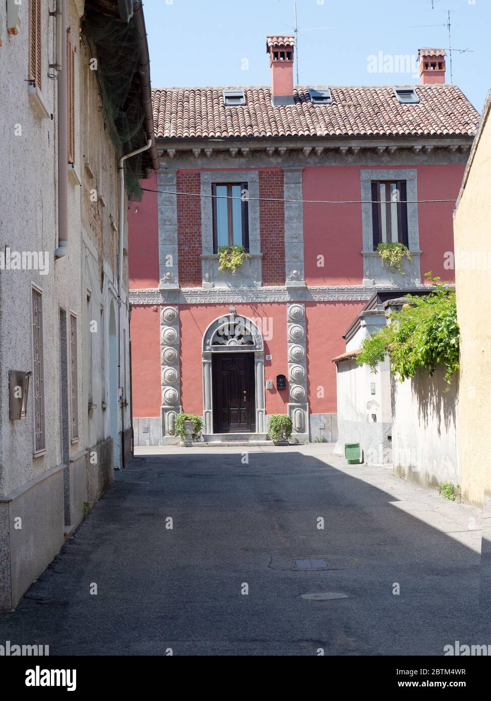 Versteckte Straße mit schönen Haus mit aufwendigen Jugendstil-Dekorationen.Metropolitan City of Milan Stockfoto