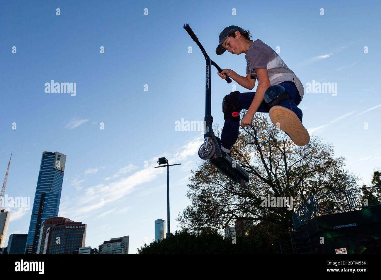 Melbourne, Australien, 26. Mai 2020. Scooter Rider, Peter fängt Luft auf, als Skater zurück in den Riverslide Skate Park an den Yarra Banks in Melbourne, Australien strömten. Da die Beschränkungen im Bundesstaat Victoria gelockert werden, werden Parks, Spielplätze und Skateparks heute zum ersten Mal in 2 Monaten wieder eröffnet. Kredit: Dave Hewison/Alamy Live News Stockfoto