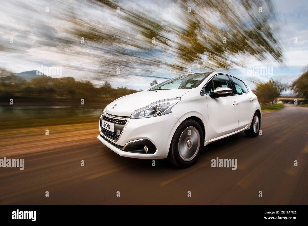Puente Arce, Spanien - 4. November 2016: Weißer Peugeot 208 auf Nationalstraße gefahren. Stockfoto