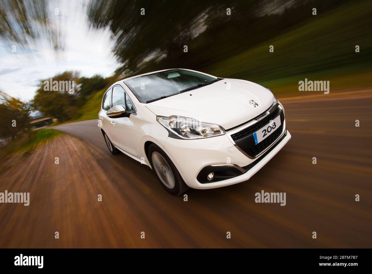 Puente Arce, Spanien - 4. November 2016: Weißer Peugeot 208 auf Nationalstraße gefahren. Stockfoto
