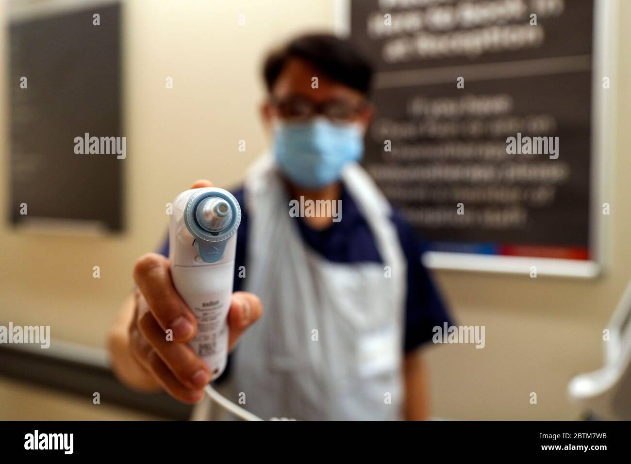 Triage Nurse Roberto Dones hält ein Thermometer, das zur Messung der Temperatur von Patienten verwendet wird, die die Notaufnahme im Wexham Park Hospital in der Nähe von Slough besuchen. Bilddatum: 22/5/2020. Stockfoto