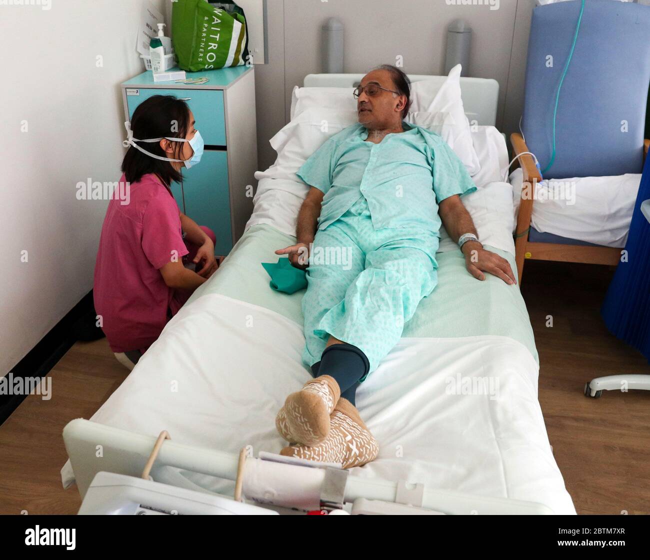 Patient Hitesh Patel spricht mit Doktor Jasmine Gan auf einer Covid-Genesungsstation im Wexham Park Hospital in der Nähe von Slough. Bilddatum: 22/5/2020. Stockfoto